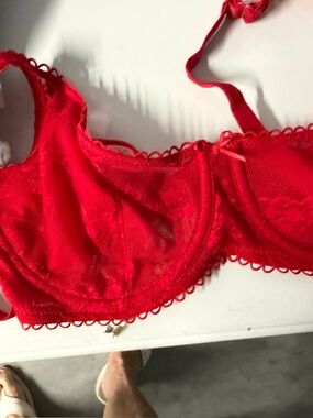 36B red lace bra new with out tags